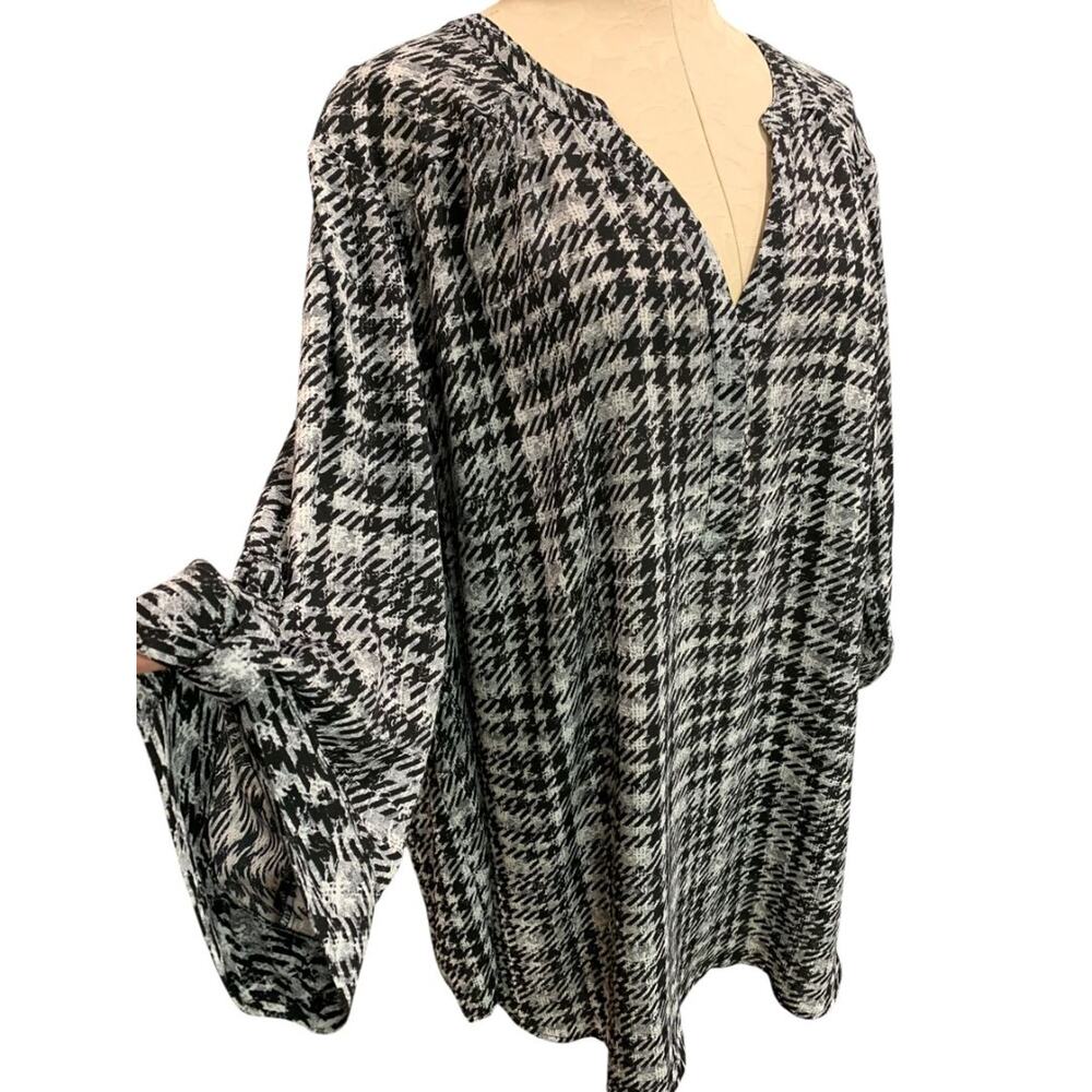 Size 5X Torrid Harper Blouse Shirt Womens Black Gray Roll Tab Sleeve - Picture 2 of 9